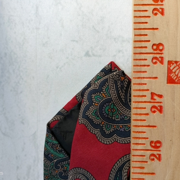 Robert Talbott Men's Silk Necktie Tie Red Paisley Handsewn Made in USA Classic T - Picture 7 of 7